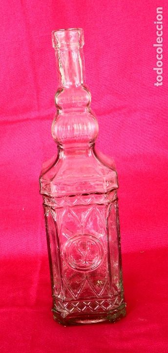 Coleccionismo de vinos y licores: Botella de cristal con relieves, deb&iacute;a contener vino dulce o alg&uacute;n tipo de licor.