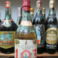 Coleccionismo de vinos y licores: ANTIGUA BOTELLA BRANDY COÑAC, 103 VIEJISIMO DE BOBADILLA Y CIA, IMPUESTO DE 80 CTS. DECADA 50-60