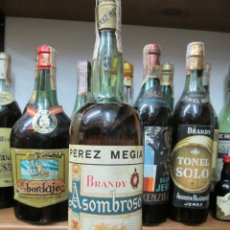 Coleccionismo de vinos y licores: ANTIGUA BOTELLA BRANDY COÑAC, ASOMBROSO DE PEREZ MEGIA, IMPUESTO DE 4 PTS. DECADA 60-70