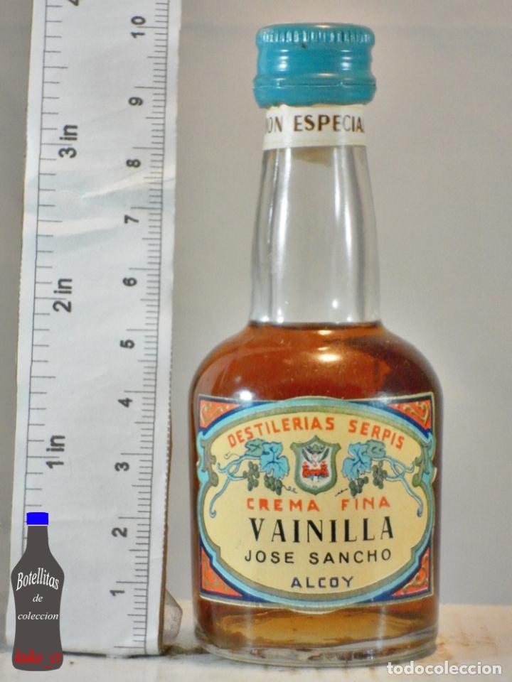 Sammlung von Weinen und Lik&ouml;ren: BOTELLITA BOTELLIN CREMA FINA VAINILLA DESTILERIAS SERPIS JOSE SANCHO ALCOY