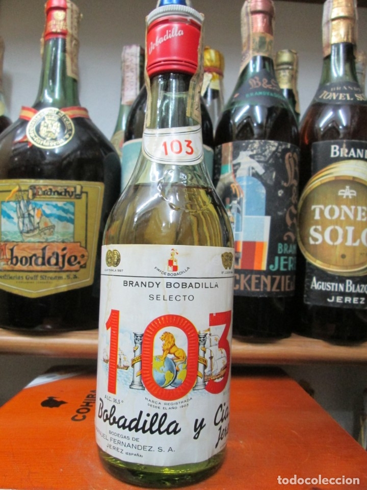 Coleccionismo de vinos y licores: ANTIGUA BOTELLA BRANDY CO&Ntilde;AC, 103 BOBADILLA Y CIA DE IMPUESTO DE 2 PTS. 1/2 DECADA 60-70