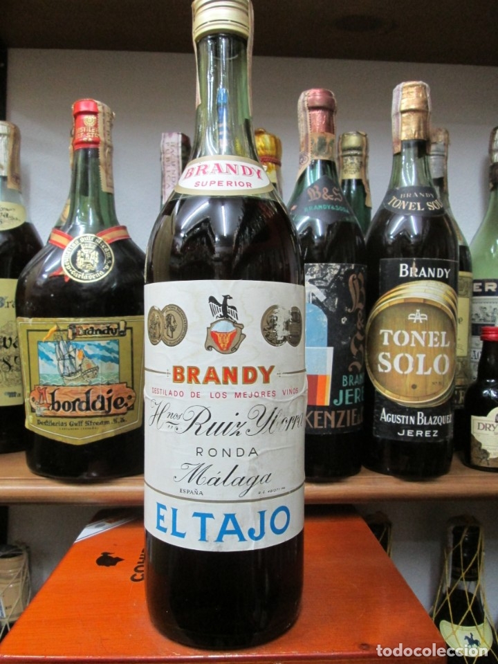 Coleccionismo de vinos y licores: ANTIGUA BOTELLA BRANDY CO&Ntilde;AC, SUPERIOR EL TAJO, MALAGA, DE IMPUESTO DE 4 PTS. DECADA 60-70