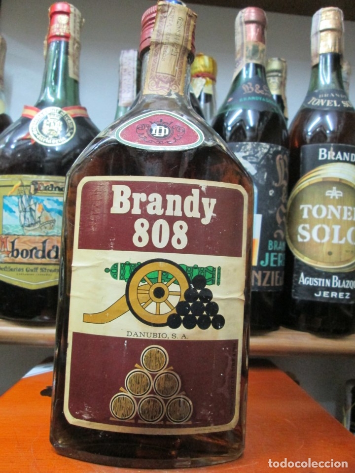 Coleccionismo de vinos y licores: ANTIGUA BOTELLA BRANDY CO&Ntilde;AC, 808 DE DANAUBIO, IMPUESTO DE 80 CTS. DECADA 50-60