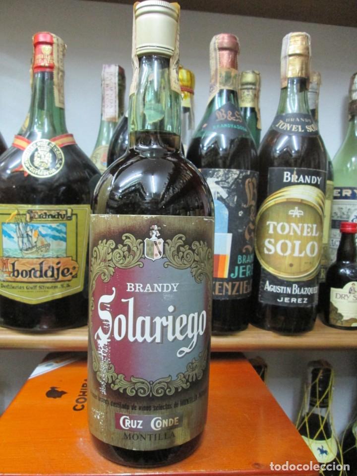 Coleccionismo de vinos y licores: ANTIGUA BOTELLA BRANDY CO&Ntilde;AC, SOLARIEGO CRUZ CONDE, DE IMPUESTO DE 4 PTS. DECADA 60-70