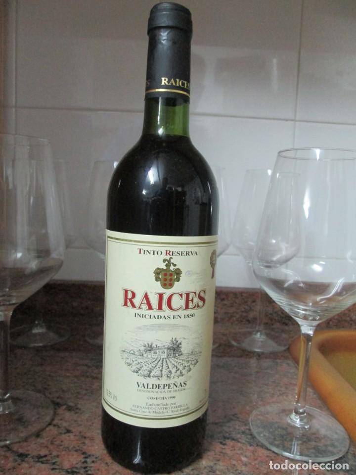 Coleccionismo de vinos y licores: ANTIGUA BOTELLA VINO, RAICES VALDEPE&Ntilde;AS 1990