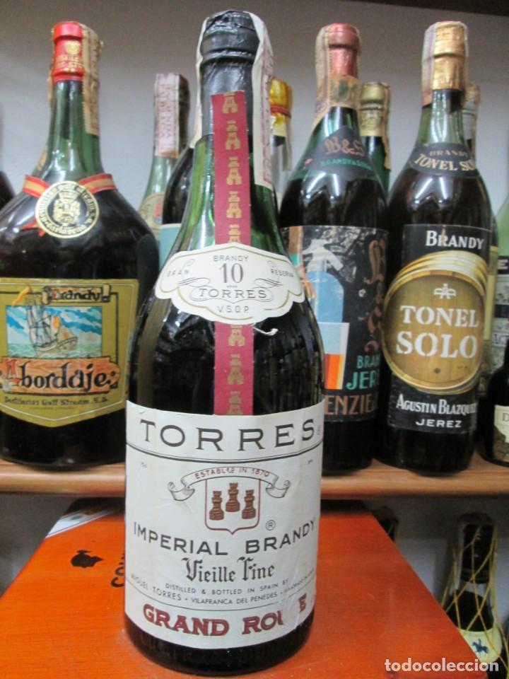 Coleccionismo de vinos y licores: ANTIGUA BOTELLA BRANDY CO&Ntilde;AC,TORRES IMPERIAL GRAND ROUGE, DE IMPUESTO DE 4 PTS. DECADA 60-70
