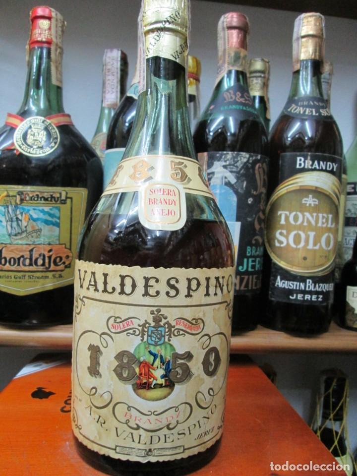 Coleccionismo de vinos y licores: ANTIGUA BOTELLA BRANDY CO&Ntilde;AC,VALDESPINO SOLERA A&Ntilde;EJO, DE IMPUESTO DE 4 PTS. DECADA 60-70