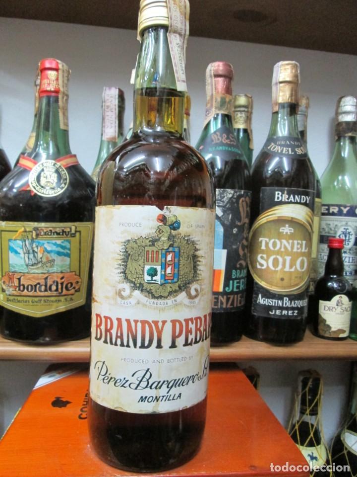 Coleccionismo de vinos y licores: ANTIGUA BOTELLA BRANDY CO&Ntilde;AC, PEBAR DE PEREZ BARQUERO MONTILLA, IMPUESTO DE 4 PTS. DECADA 60-70