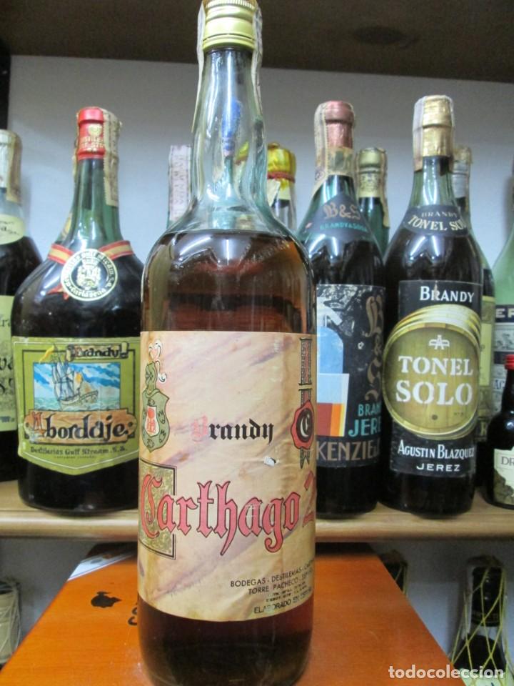 Coleccionismo de vinos y licores: ANTIGUA BOTELLA BRANDY CO&Ntilde;AC, CARTHAGO-2 DE IMPUESTO DE 4 PTS. DECADA 60-70