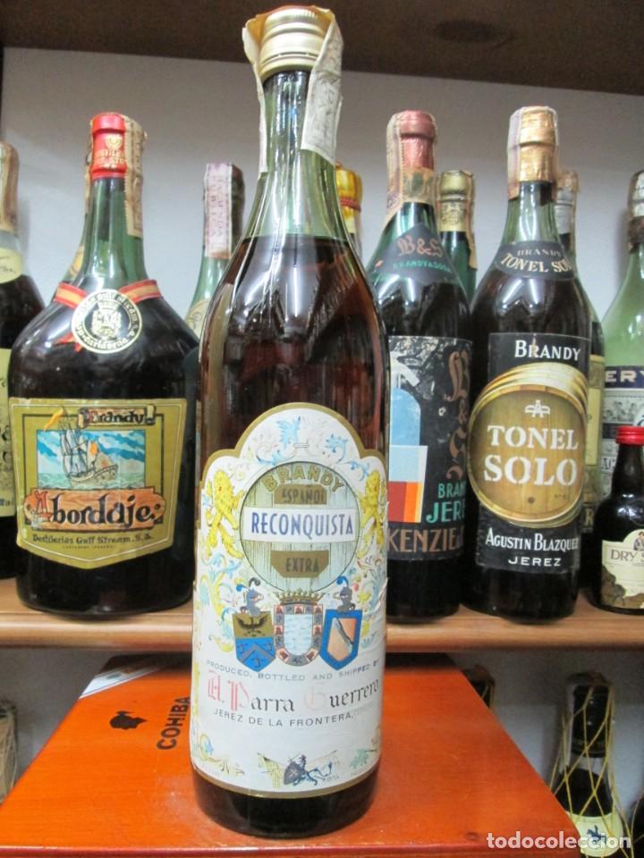 Coleccionismo de vinos y licores: ANTIGUA BOTELLA BRANDY CO&Ntilde;AC, RECONQUISTA EXTRA DE IMPUESTO DE 4 PTS. DECADA 60-70