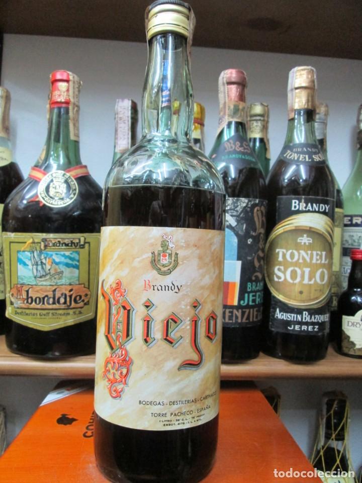 Coleccionismo de vinos y licores: ANTIGUA BOTELLA BRANDY CO&Ntilde;AC,VIEJO DE BODEGAS CARTHAGO, IMPUESTO DE 4 PTS. DECADA 60-70