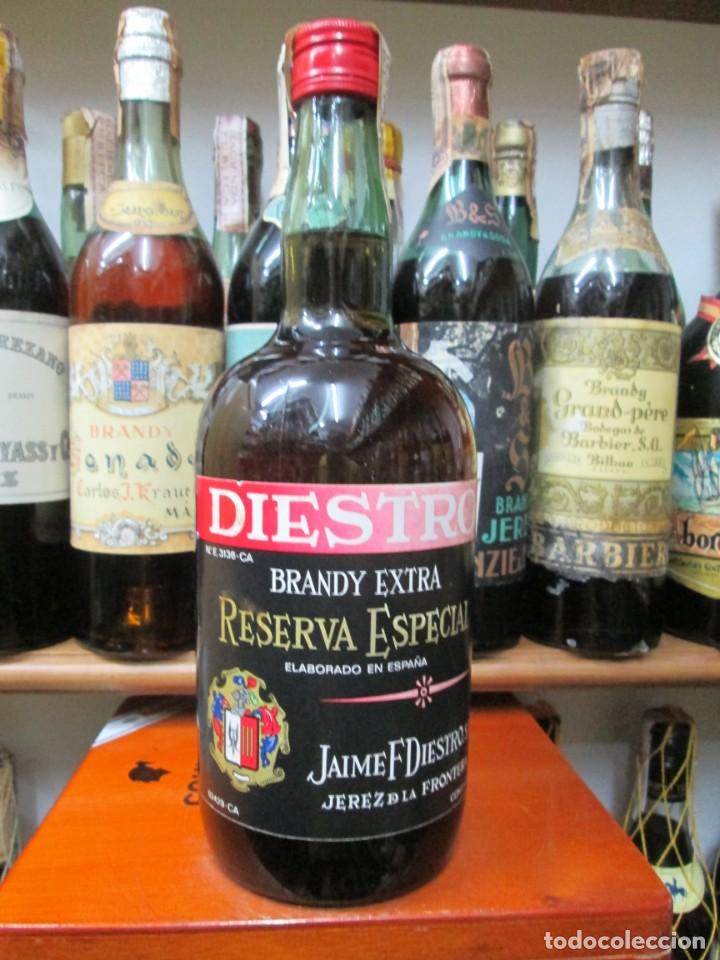 Coleccionismo de vinos y licores: ANTIGUA BOTELLA BRANDY CO&Ntilde;AC, DIESTRO EXTRA RESERVA ESPECIAL, IMPUESTO DE 4 PTS. DECADA 60-70