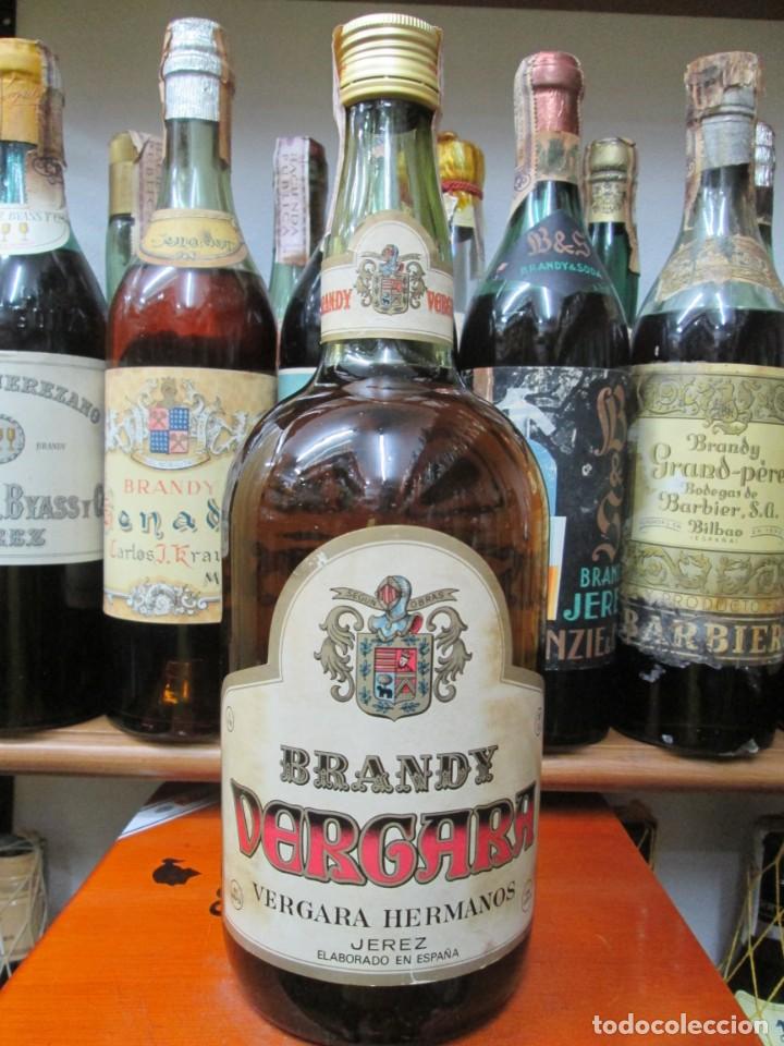 Coleccionismo de vinos y licores: ANTIGUA BOTELLA BRANDY CO&Ntilde;AC, VERGARA, DE IMPUESTO DE 4 PTAS. DECADA 60-70 VERGARA HERMANOS