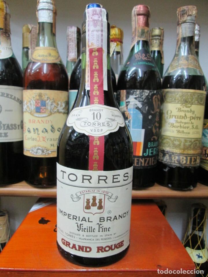 Coleccionismo de vinos y licores: ANTIGUA BOTELLA BRANDY CO&Ntilde;AC, TORRES GRAND RUGE, DE IMPUESTO DE 4 PTS. DECADA 60-70