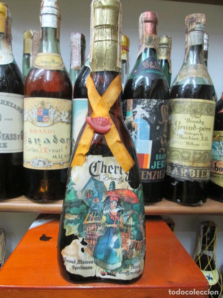 Coleccionismo de vinos y licores: ANTIGUA BOTELLA BRANDY CO&Ntilde;AC, CHERRY BRANDY, GRAN MAMAN, IMPUESTO DE 4 PTS. DECADA 60-70