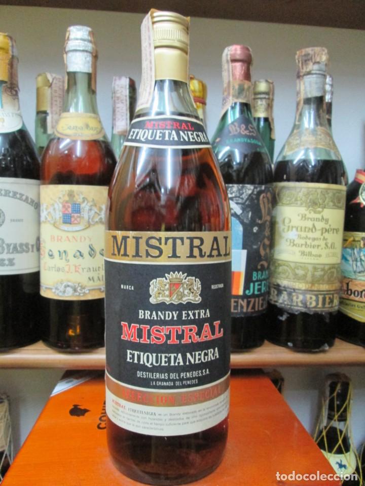 Coleccionismo de vinos y licores: ANTIGUA BOTELLA DE BRANDY CO&Ntilde;AC,MISTRAL EXTRA DE ETIQUETA NEGRA, DE IMPUESTO DE 4 PTS. DECADA 60-70