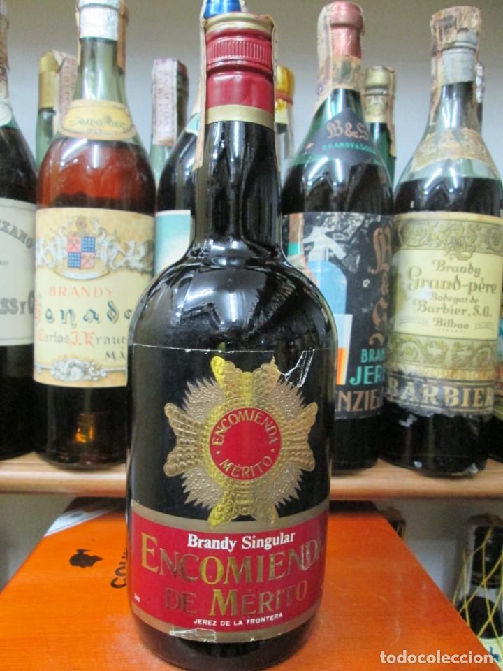 Coleccionismo de vinos y licores: ANTIGUA BOTELLA BRANDY CO&Ntilde;AC,ENCOMIENDO DE MERITO DE IMPUESTO DE 4 PTS. DECADA 60-70