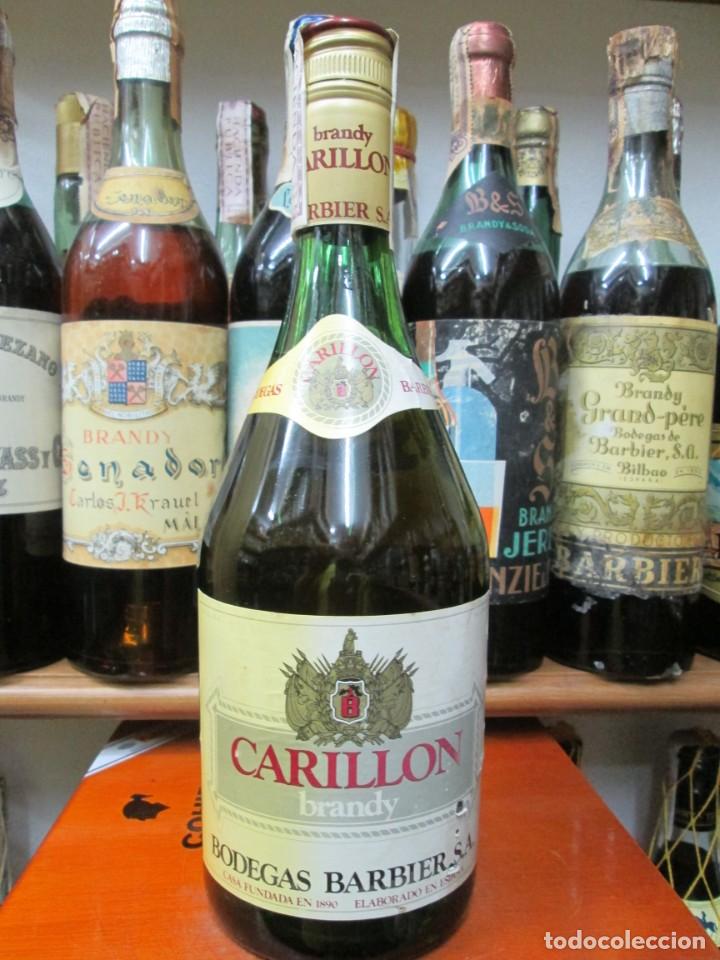 Coleccionismo de vinos y licores: ANTIGUA BOTELLA BRANDY CO&Ntilde;AC,CARILLON DE BODEGAS BARBIER, IMPUESTO DE 4 PTS. DECADA 60-70