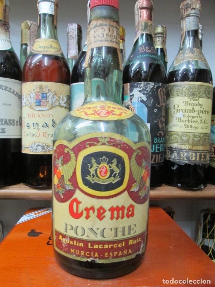 Coleccionismo de vinos y licores: ANTIGUA BOTELLA BRANDY CO&Ntilde;AC, CREMA DE PONCHE, DE IMPUESTO DE 2 PTS.