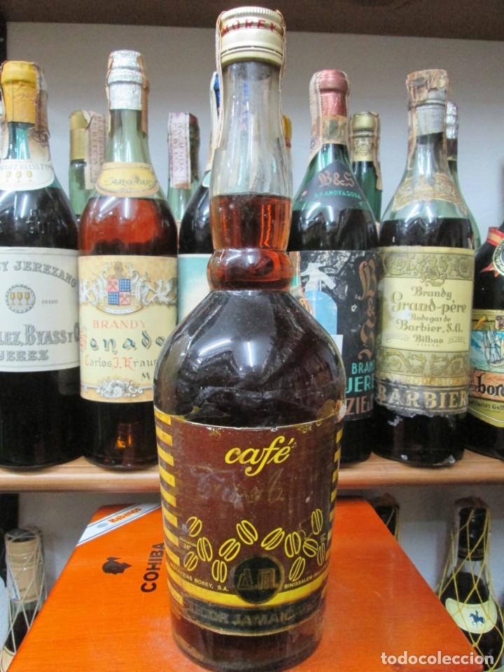 Coleccionismo de vinos y licores: ANTIGUA BOTELLA BRANDY CO&Ntilde;AC,CAFE A.M. DE IMPUESTO DE 4 PTS. DECADA 60-70