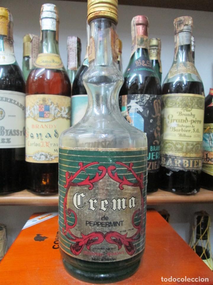 Coleccionismo de vinos y licores: ANTIGUA BOTELLA BRANDY CO&Ntilde;AC,CREMA DE PEPPERMINT DE IMPUESTO DE 4 PTS. DECADA 60-70