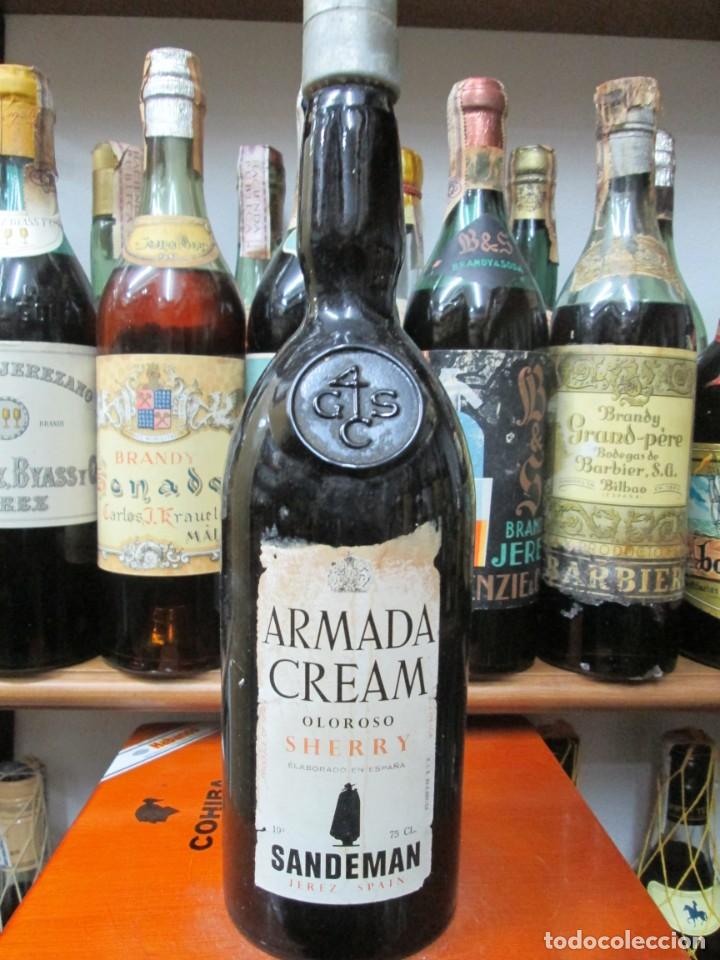 Sammlung von Weinen und Lik&ouml;ren: ANTIGUA BOTELLA , LICOR CREAM OLOROSO ARMADA, DE SANDEMAN SHERRY