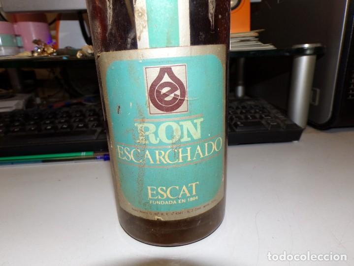 Coleccionismo de vinos y licores: BOTELLA RON RHUM ROM ESCARCHADO ESCAT, 4 PTAS. RARISIMA BOTELLA - Foto 2 - 187608113