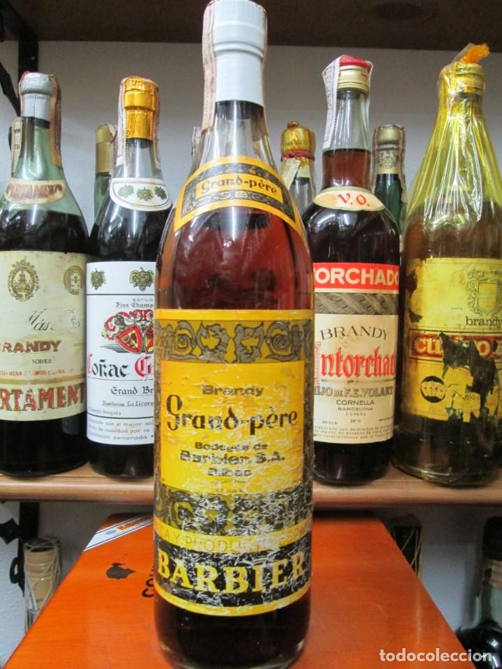 Coleccionismo de vinos y licores: ANTIGUA BOTELLA BRANDY CO&Ntilde;AC, GRAND-PERE BARBIER BILBAO DE IMPUESTO DE 4 PTS. DECADA 60-70