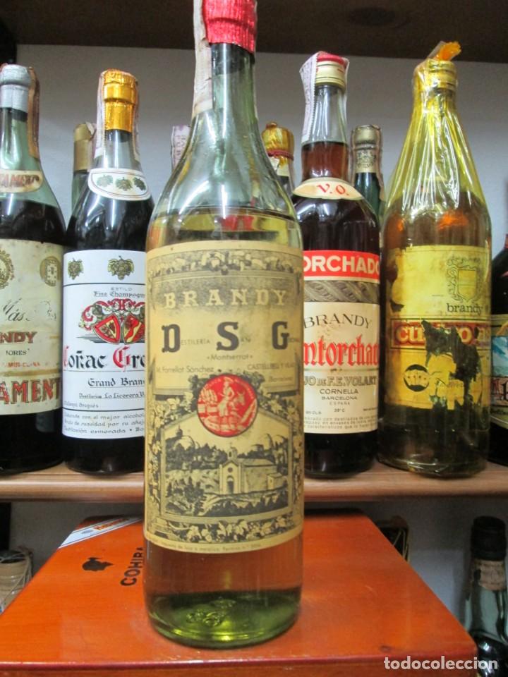 Coleccionismo de vinos y licores: ANTIGUA BOTELLA BRANDY CO&Ntilde;AC,D-S-G- BRANDY SAN GERONIMO, DE IMPUESTO DE 4 PTS, DECADA, 60-70