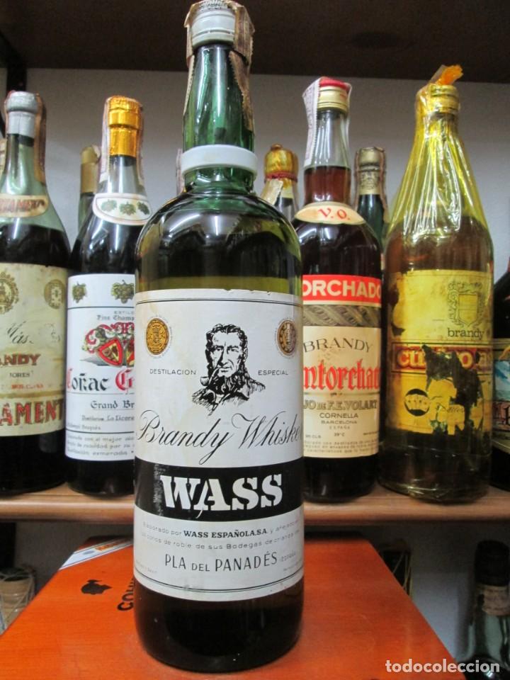 Coleccionismo de vinos y licores: ANTIGUA BOTELLA BRANDY CO&Ntilde;AC, WHIKEY WASS, DE IMPUESTO DE 80 CTS. DECADA 50-60