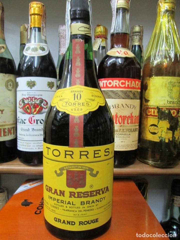 Coleccionismo de vinos y licores: ANTIGUA BOTELLA BRANDY CO&Ntilde;AC, TORRES 10 A&Ntilde;OS GRAN RESERVA , IMPERIAL BRANDY, IMPUESTO DE 8 PTS.