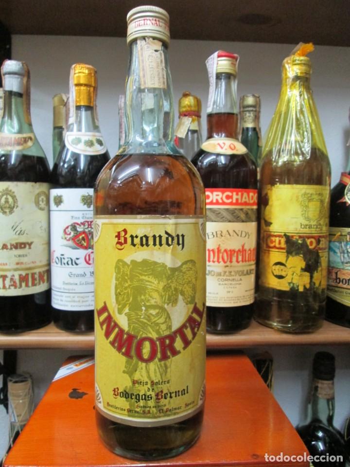 Coleccionismo de vinos y licores: ANTIGUA BOTELLA BRANDY CO&Ntilde;AC,INMORTAL DE BODEGAS BERNAL VIEJO,DE IMPUESTO DE 4 PTS. DECADA 60-70