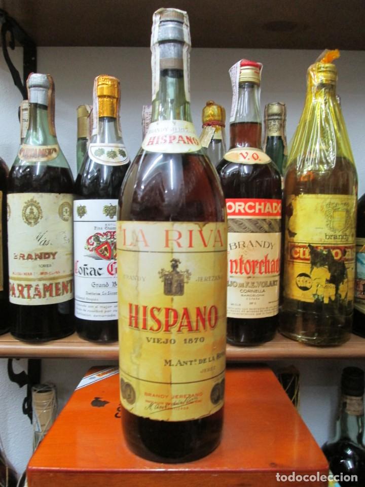 Coleccionismo de vinos y licores: ANTIGUA BOTELLA BRANDY CO&Ntilde;AC,LA RIVA HISPANO VIEJO, DE IMPUESTO DE 4 PTS. DECADA 60-70
