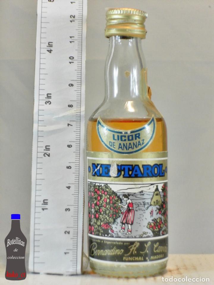 Coleccionismo de vinos y licores: BOTELLITA BOTELLIN LICOR DE ANANAZ NECTAROL BERNARDINO FUNCHAL MADEIRA