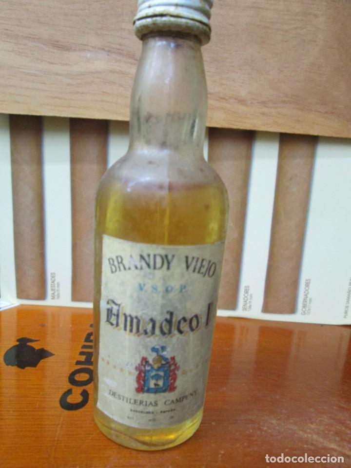 Coleccionismo de vinos y licores: ANTIGUO BOTELLIN,BRANDY VIEJO AMADEO I