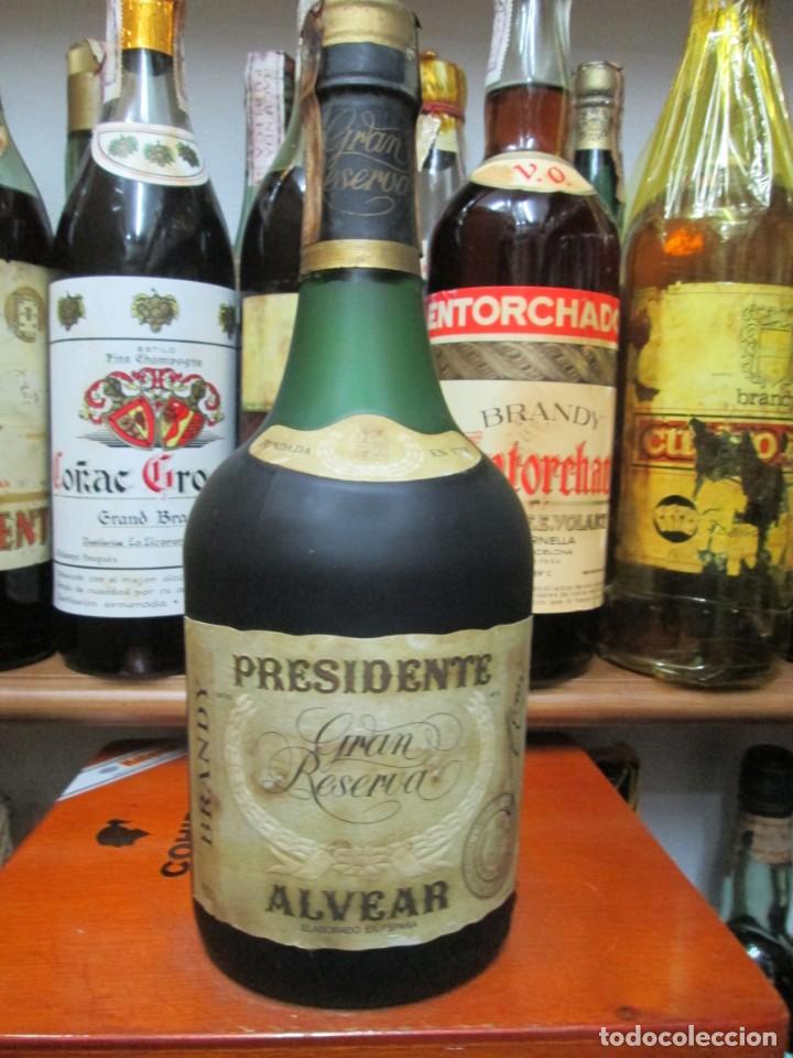 Coleccionismo de vinos y licores: ANTIGUA BOTELLA BRANDY CO&Ntilde;AC,PRESIDENTE GRAN RESERVA DE ALVEAR, IMPUESTO DE 4 PTS. DECADA 60-70