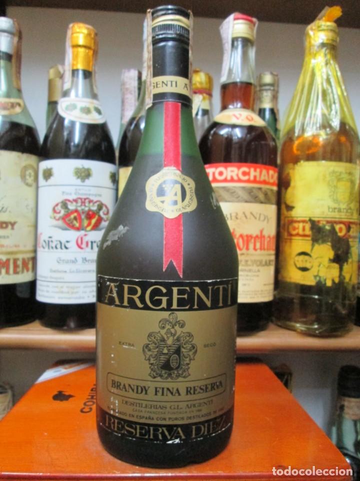 Coleccionismo de vinos y licores: ANTIGUA BOTELLA BRANDY CO&Ntilde;AC,ARGENTI, FINA RESERVA RESERVA DIEZ, DE IMPUESTO DE 4 PTS. DECADA 60-70
