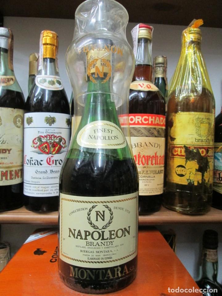 Coleccionismo de vinos y licores: ANTIGUA BOTELLA BRANDY CO&Ntilde;AC,NAPOLE&Ograve;N MONTARA, DE IMPUESTO DE 8 PTS. DECADA-60-70