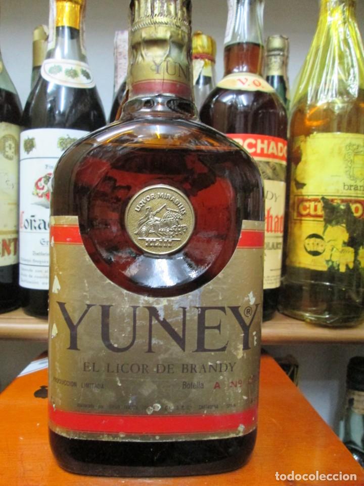Coleccionismo de vinos y licores: ANTIGUA BOTELLA BRANDY CO&Ntilde;AC,LICOR DE BRANDY YUNEY, IMPUESTO DE 8 PTS. DECADA 70-80