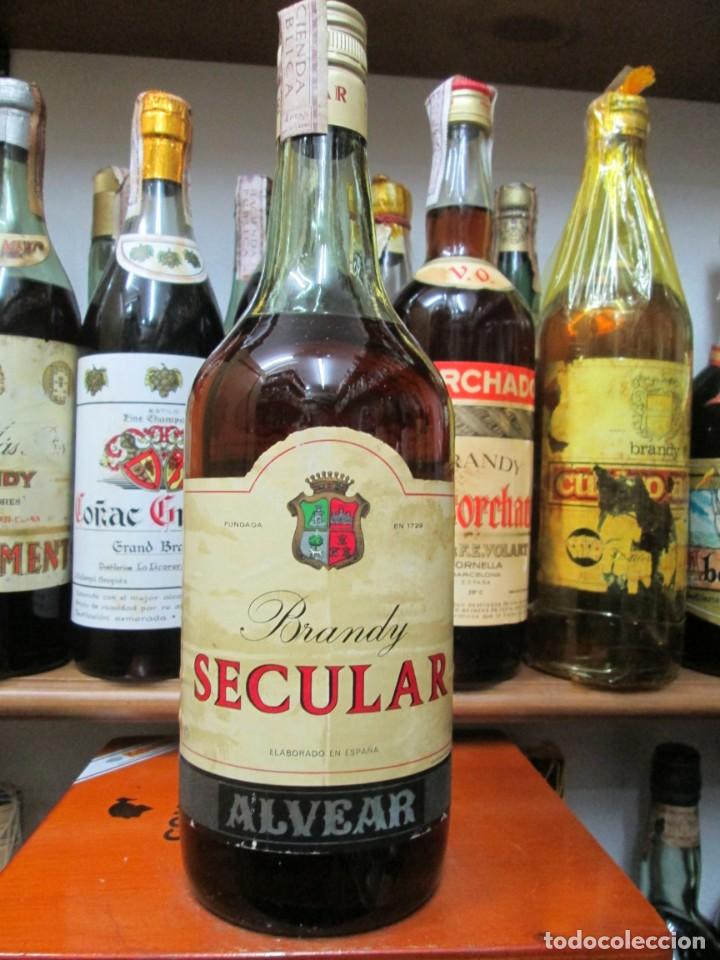 Coleccionismo de vinos y licores: ANTIGUA BOTELLA BRANDY CO&Ntilde;AC,SECULAR DE ALVEAR, IMPUESTO DE 4 PTS, DECADA, 60-70