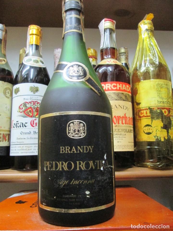 Coleccionismo de vinos y licores: ANTIGUA BOTELLA BRANDY CO&Ntilde;AC,PEDRO ROVIRA, DE IMPUESTO DE 8 PTS. DECADA 70-80