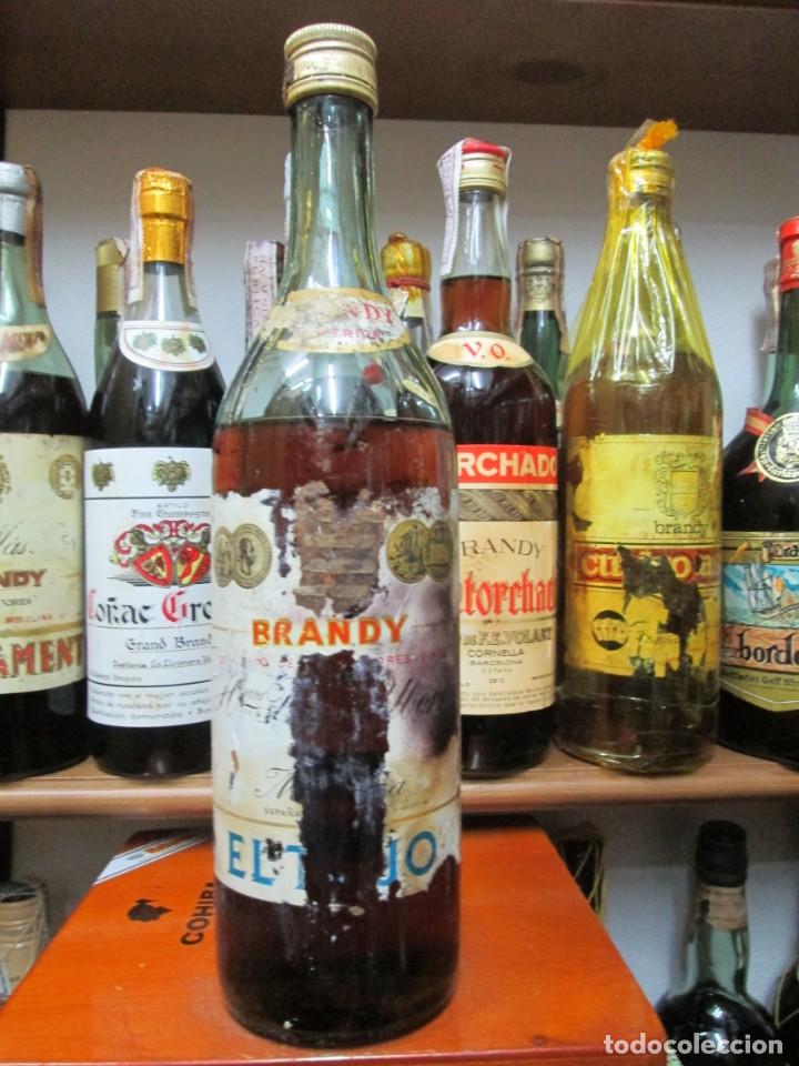 Coleccionismo de vinos y licores: ANTIGUA BOTELLA BRANDY CO&Ntilde;AC,EL TAJO DE IMPUESTO DE 4 PTS. DECADA 60-70