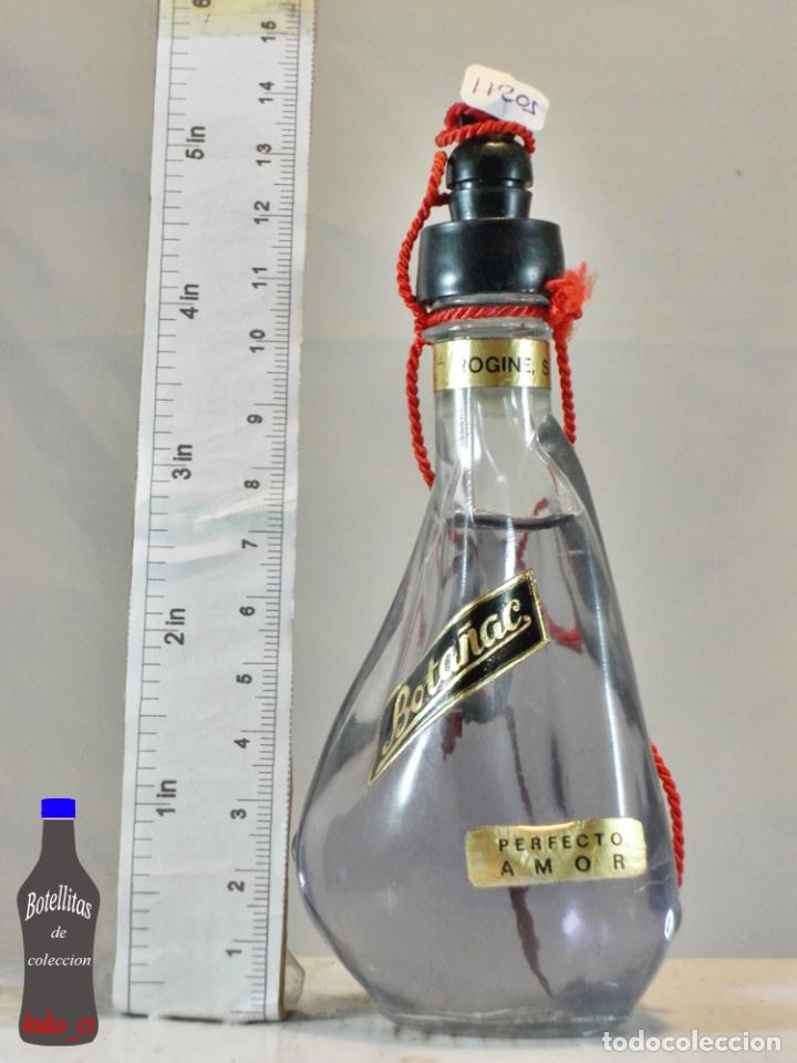 Sammlung von Weinen und Lik&ouml;ren: BOTELLITA BOTELLIN PERFECTO AMOR BOTA&Ntilde;AC DESTILERIAS ROGINE FORMA DE BOTA