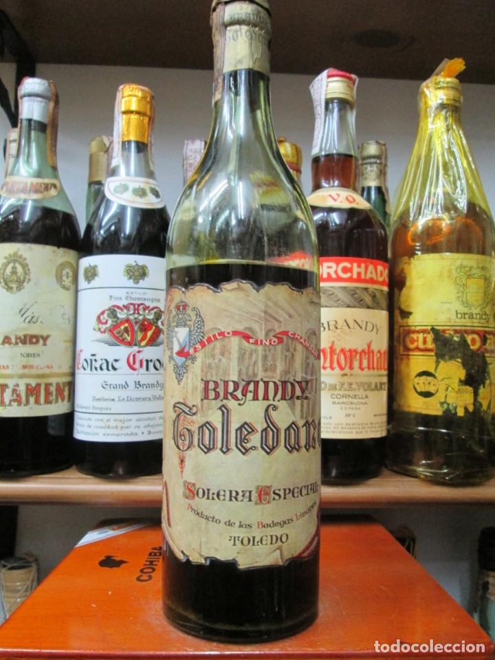 Coleccionismo de vinos y licores: ANTIGUA BOTELLA BRANDY CO&Ntilde;AC,TOLEDANO SOLERA ESPECIAL, IMPUESTO DE 80 CTS. DECADA 50-60