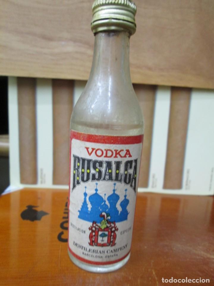 Collection of wines and liquors: ANTIGUA BOTELLIN, VODKA RUSALGA DESTILERIAS CAMPENY