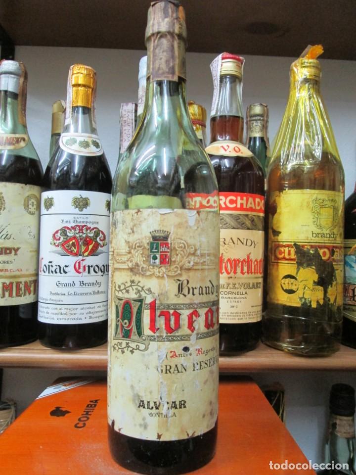 Coleccionismo de vinos y licores: ANTIGUA BOTELLA BRANDY CO&Ntilde;AC,ALVEAR A&Ntilde;EJO, DE IMPUESTO DE 80 CTS. DECADA 50-60