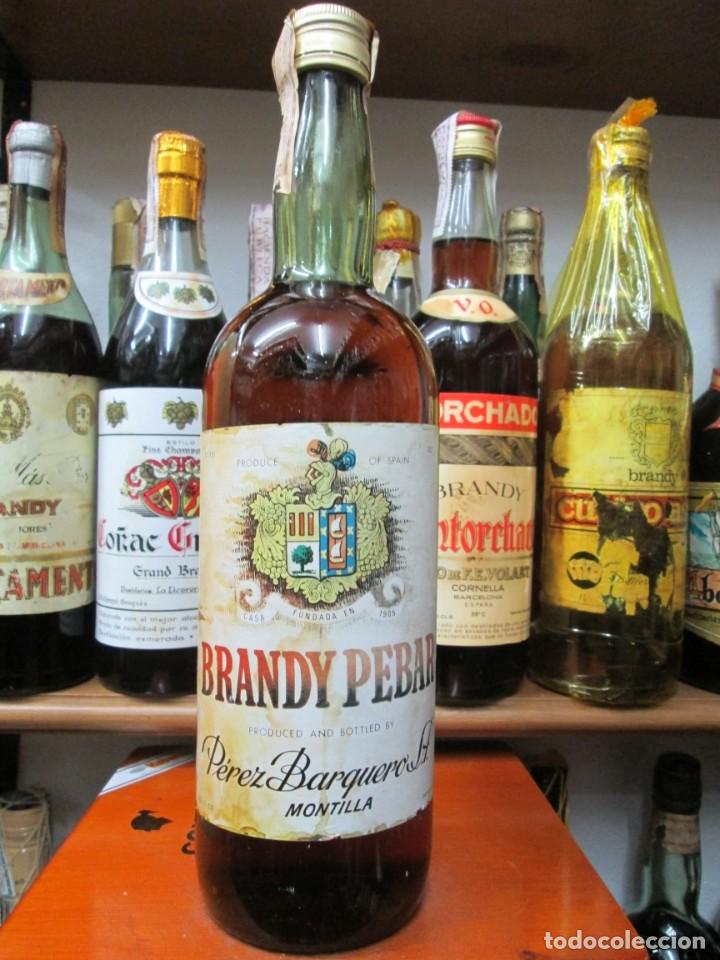 Coleccionismo de vinos y licores: ANTIGUA BOTELLA BRANDY CO&Ntilde;AC, PEBAR, DE PEREZ BARQUERO, IMPUESTO DE 4 PTS.DECADA 60-70