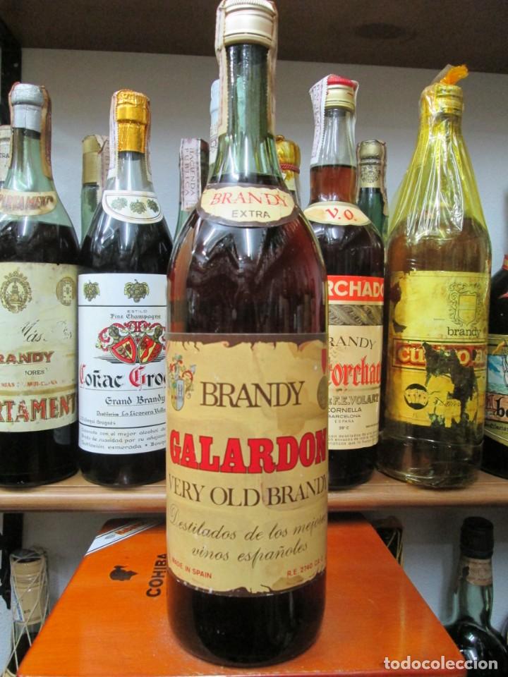 Coleccionismo de vinos y licores: ANTIGUA BOTELLA BRANDY CO&Ntilde;AC,GALARDON EXTRA, DE IMPUESTO DE 4 PTS. DECADA 60-70