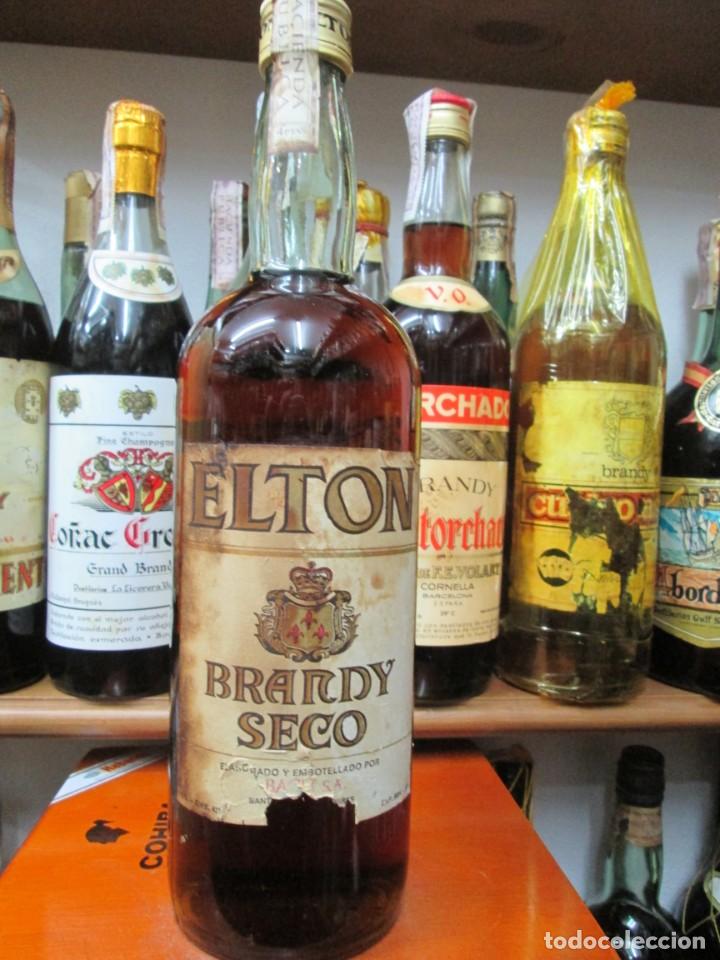 Coleccionismo de vinos y licores: ANTIGUA BOTELLA BRANDY CO&Ntilde;AC, ELTON SECO, DE IMPUESTO DE 4 PTS. DECADA 60-70