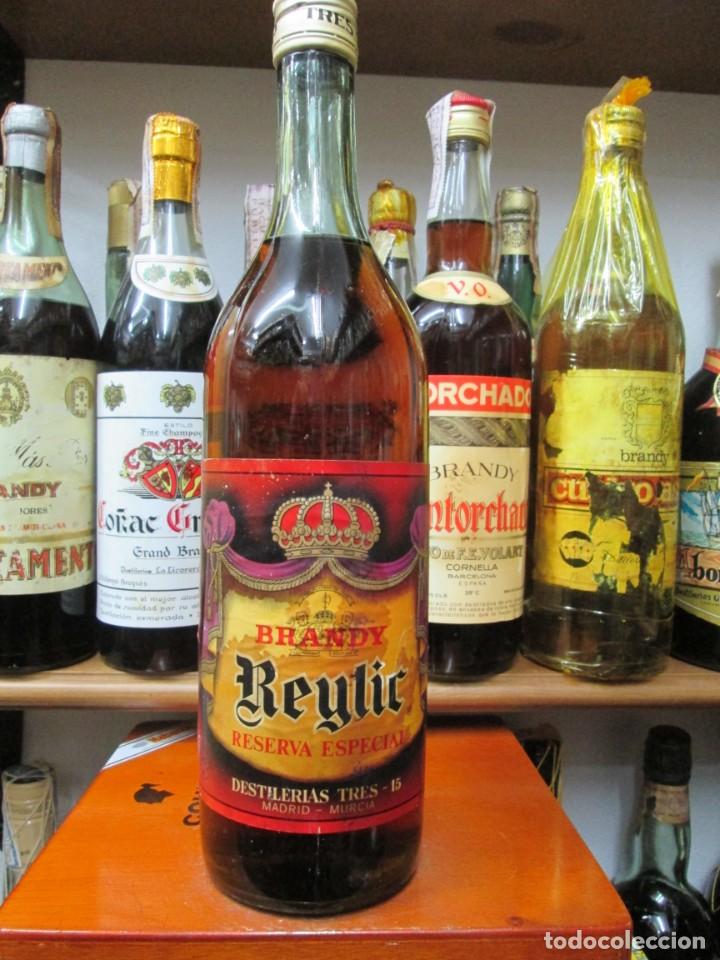 Coleccionismo de vinos y licores: ANTIGUA BOTELLA BRANDY CO&Ntilde;AC,REYLIC RESERVA ESPECIAL, DE IMPUESTO DE 4 PTS. DECADA-60-70